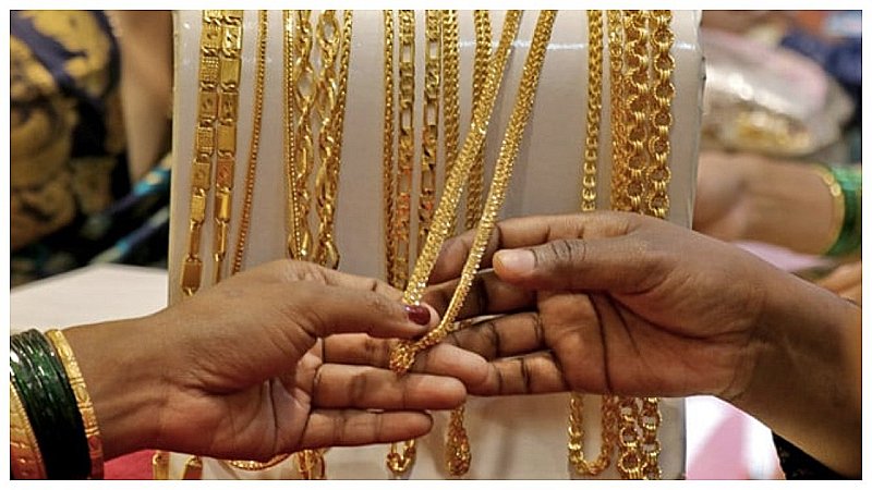 Lucknow Gold Silver Price Today: सोना 670 रुपये चढ़ा, चांदी ने भी दिखाई तेजी, जानें आपके शहर में किस भाव हैं कीमती आभूषण