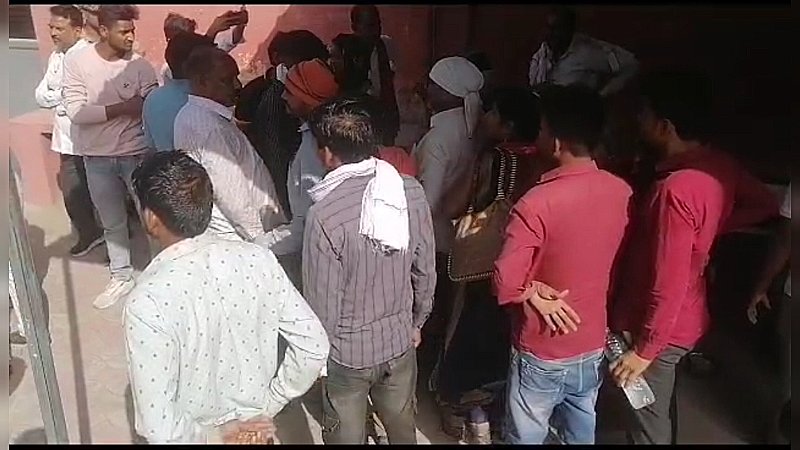 Kanpur News:ग्राम प्रधान पति ने अपने साथियों संग युवक की कर दी पिटाई, अस्पताल ले जाते वक्त घायल युवक की हुई मौत
