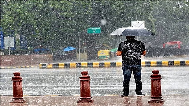 Delhi Weather Update: दिल्ली-एनसीआर में आज हो सकती है बारिश, चिपचिपी गर्मी से मिलेगी राहत