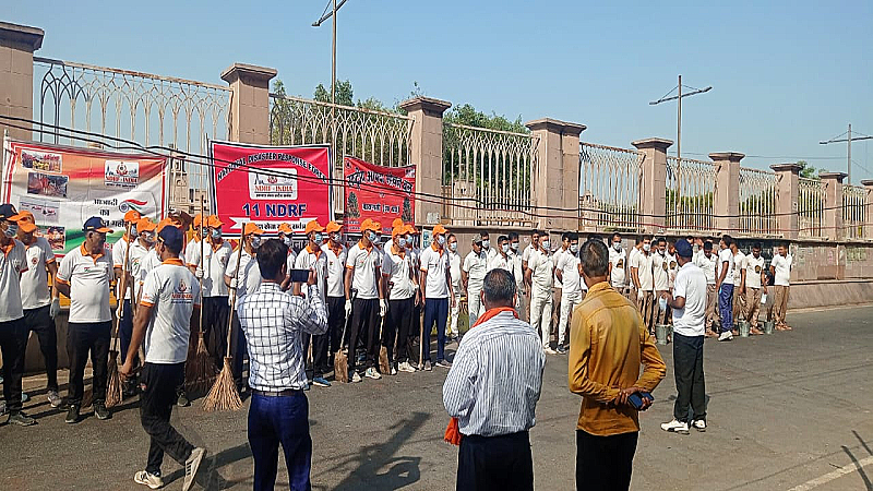 Lucknow News: आजादी के अमृत महोत्सव के तहत एनडीआरएफ ने राजधानी में चलाया स्वच्छता अभियान