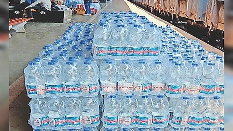 Hapur News: गर्मी की मार: रेल नीर पड़ने लगा कम, स्टेशन पर 48 घंटे में करीब 9000 बोतल पानी पी रहे यात्री