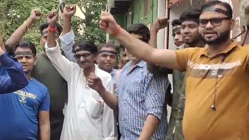 Aligarh News: अपनी ही सरकार में BJP कार्यकर्ताओं ने काली पट्टी बांध जताया विरोध, ये थी वजह
