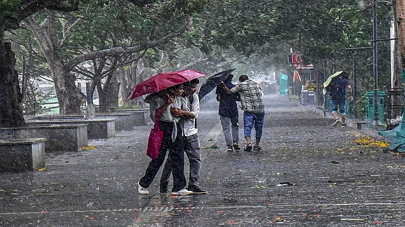 Weather Update: दिल्ली और यूपी समेत कई इलाकों में होगी झमाझम बारिश, जानिए यूपी में कब दस्तक देगा मानसून