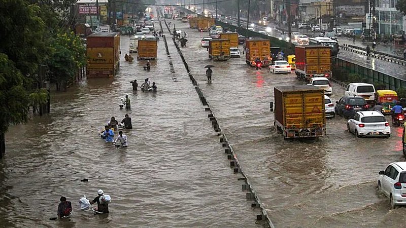 Pre Monsoon Rain: गुरूग्राम में दिखा बिपरजॉय का असर, झमाझम बारिश से सड़कें बनीं तालाब, यातायात व्यवस्था चरमराई