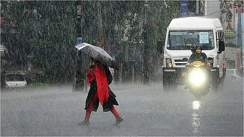 Weather Alert in UP: प्रदेश के 50 जिलों में भारी बारिश का अलर्ट, बिजली गिरने की भी चेतावनी