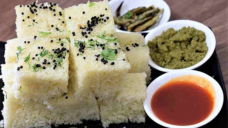 Rava Dhokla Recipe: ट्राई करें सूजी ढोकला की रेसिपी, हेल्दी ब्रेकफास्ट के साथ करें दिन की शुरुआत
