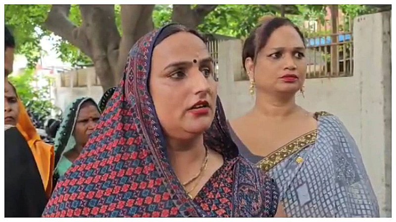 Mathura News: किन्नरों का दल तालियां बजाते पहुंचा एसएसपी कार्यालय, नकली किन्नरों से जान को बताया खतरा