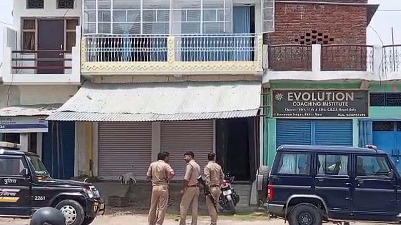 Mau News: दरवाजा तोड़कर पुलिस ने किया सेक्स रैकेट का भंडाफोड़, आपत्तिजनक हालत में मिलीं युवतियां