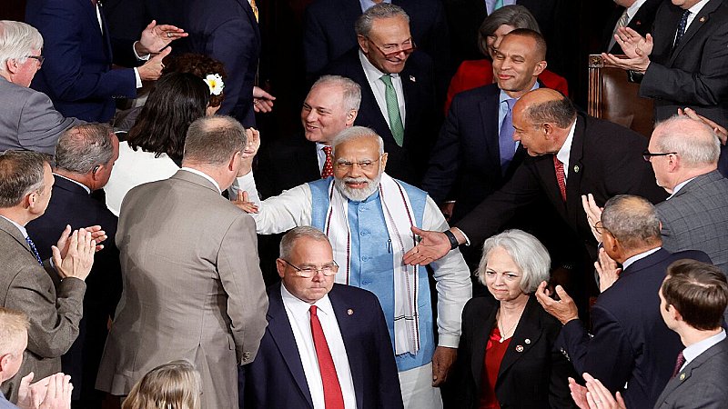 PM Modi Selfie in US: अमेरिका में मोदी का जादू, सेल्फी और ऑटोग्राफ लेने के लिए लगी अमेरिकी सांसदों की लाइन