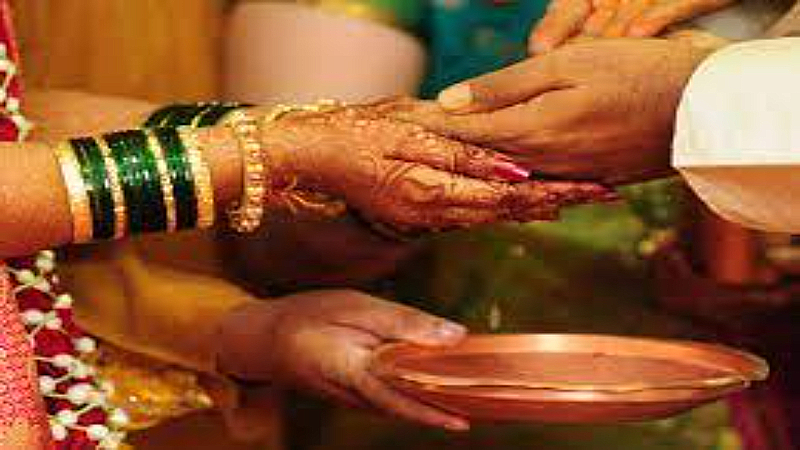 Ambedkar Nagar News: यूपी के इस जिले में हुई अनोखी शादी, पंडित बन पुलिस ने कराई शादी की रस्में
