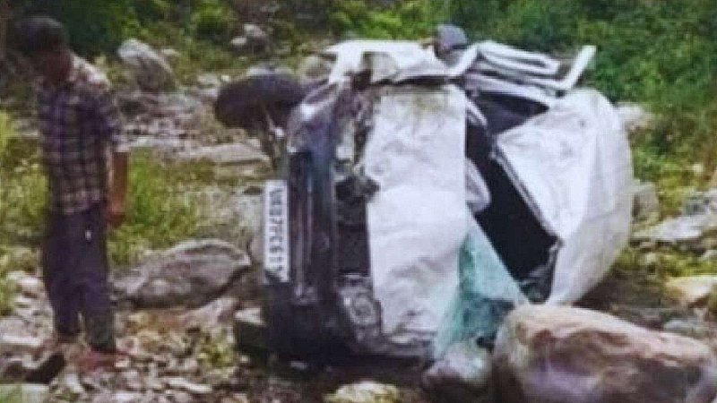 Uttarakhand Road Accident: उत्तराखंड में बड़ा सड़क हादसा, खाई में गिरी गाड़ी, एक की मौत सात घायल