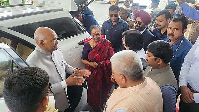 Kanpur News: कानपुर पहुंचे पूर्व राष्ट्रपति रामनाथ कोविंद, करीबियों से मिलकर खुश हुए, बोले- ऐसी मुस्कान हमेशा बनी रहे