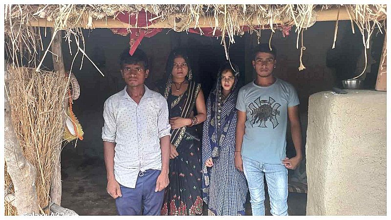 Hardoi News: आवास के लिए दर-दर भटक रहे ग्रामीण, झोपड़ी में हैं रहने को मजबूर, योजनाएं सिर्फ कागज पर