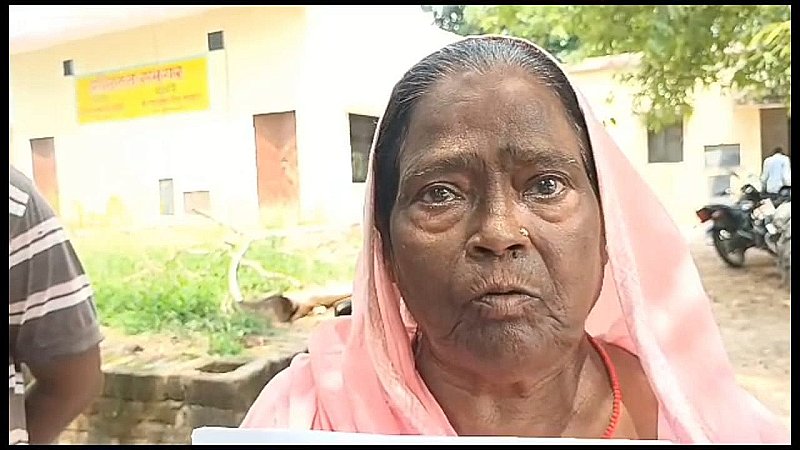 Barabanki News: 71 वर्षीय बुजुर्ग महिला पहुंची तहसील, कहा-मैं जिंदा हूं साहब! वजह जानकर चौंक जाएंगे आप