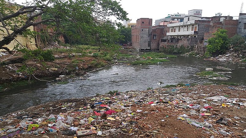 Varanasi News: खत्म हो रही वाराणसी की पहचान असि नदी, नगर निगम के अभिलेख में दर्ज नाले को असि नदी करने की मांग