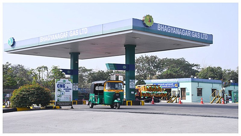 CNG Gas Pump Kaise Khole: अगर कमाना चाह रहे लाखों रुपए महीना, तो खोलें CNG पंप, सरकार भी कर रही मदद, यहां करें अप्लाई