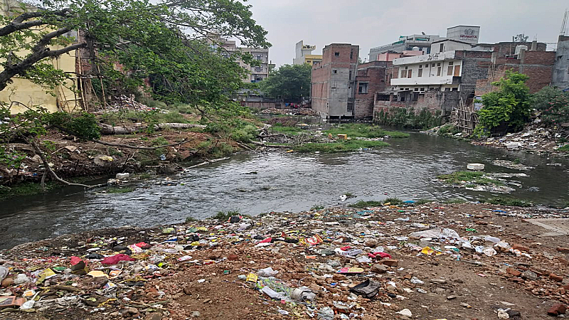 Varanasi News: जल संरक्षण के दावे बेमानी! पीएम के संसदीय क्षेत्र में दम तोड़ रही असि नदी