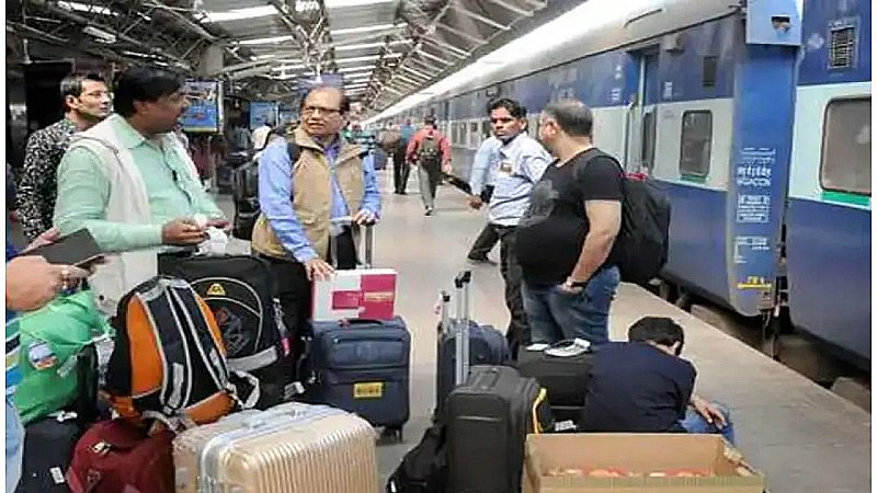 Railways Lost Luggage Rules: ट्रेन में सामान चोरी होने पर तो तुरंत करें ये काम, रेलवे देगा मुआवजा, जानें नियम