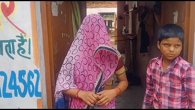 Agra News: मां को पिटता देख सहन नहीं कर पाया मासूम, पुलिस अंकल से कहा- मम्मी को बचा लीजिए