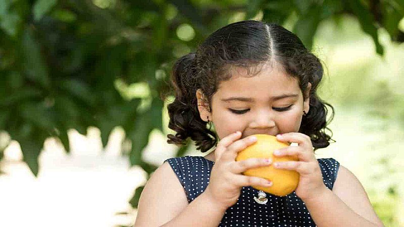 Mango Side Effects: फलों के राजा आम को खाते समय आप भी तो नहीं कर रहे ये बड़ी भूल, तुरंत बदलिए ये आदत