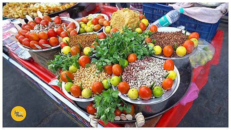 Famous Chaat In Noida : चाट का अलग चटपटा अंदाज़ खाना है तो आइये नोएडा , मिलेंगी कई वैरायटी कम रेट में