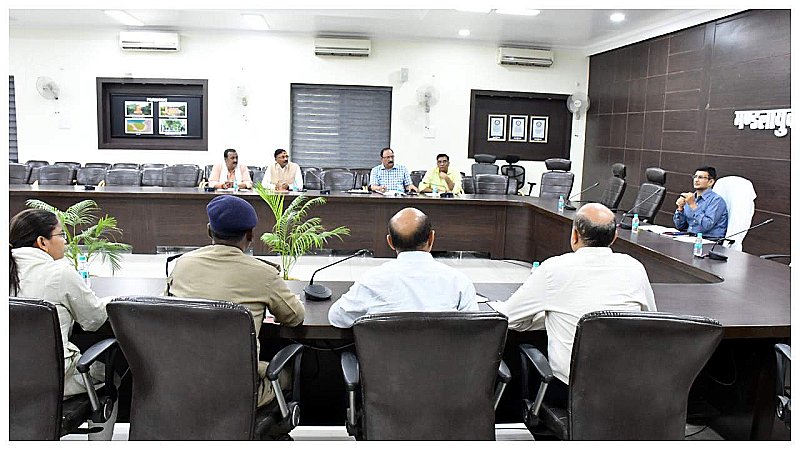 Prayagraj News: मण्डलीय सड़क सुरक्षा समिति की बैठक मे हुआ बड़ा खुलासा, नियम विरुद्ध वाहनों से करोड़ों की हुई वसूली