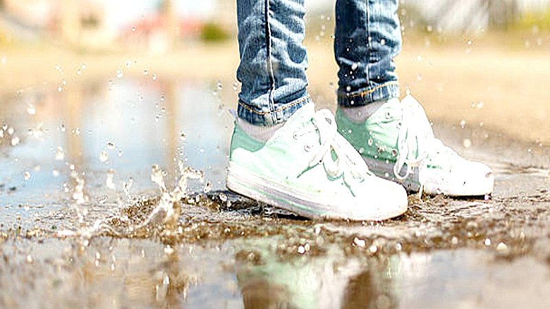 Shoes Cleaning Tips: बारिश के मौसम में अपने जूतों को कैसे रखें साफ़, आज़माइये ये ट्रिक्स