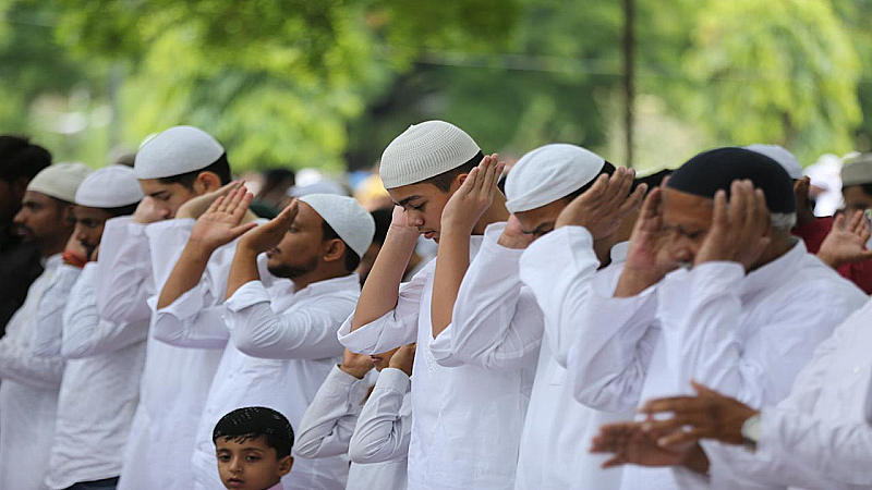 Eid-Ul-Adha Lucknow: ऐशबाग ईदगाह में सुन्नी समुदाय के लोगों ने बकरीद की नमाज अदा कर अमन और चैन के लिए मांगी दुआ
