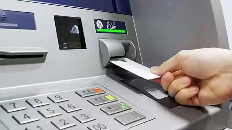 ATM cash transaction: अगर ATM से बिना निकले अकाउंट से कट जाए पैसा, तो तुरंत करें ये काम