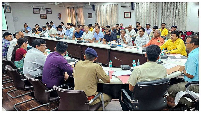 Jhansi News: डीएम की अध्यक्षता में हुई जिला स्तरीय उद्योग बंधु समिति की बैठक,लंबित शिकायतों पर डीएम ने जताई नाराजगी