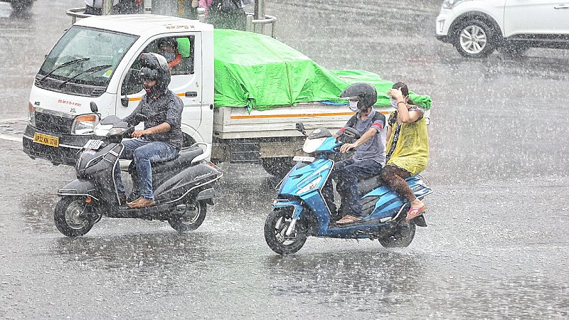Weather Today Update: उत्तर प्रदेश में जमकर बरसे बादल,आज भी यूपी के 36 जिलों में भारी बारिश का अलर्ट