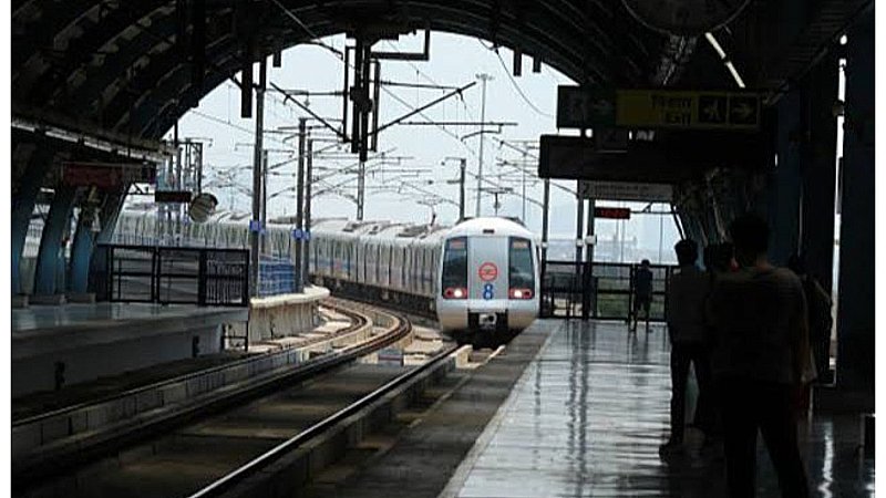 Delhi Metro Suicide: दिल्ली मेट्रो स्टेशन पर सुसाइड से मचा हड़कंप, यात्रियों में अफरा-तफरी