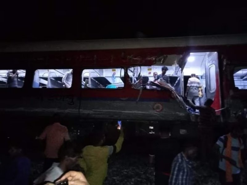 70 dead, 500 injured in train accident in Odisha