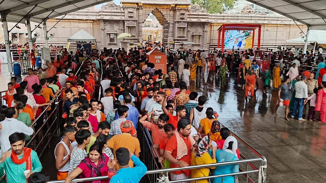 वाराणसी: बाबा विश्वनाथ के दर पर भक्तों का सैलाब!
