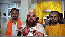 Varanasi News: गुरु पूर्णिमा पर मुस्लिम समुदाय के शिष्य भी गुरुओं से लेने पहुंचे आशीर्वाद, भेंट की हनुमान चालीसा