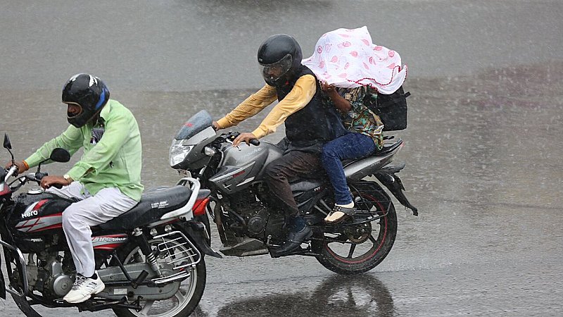 Weather Update Today: यूपी में आज भी बना रहेगा झमाझम बारिश का दौर, कई अन्य प्रदेशों में भी जमकर बरसेंगे बादल