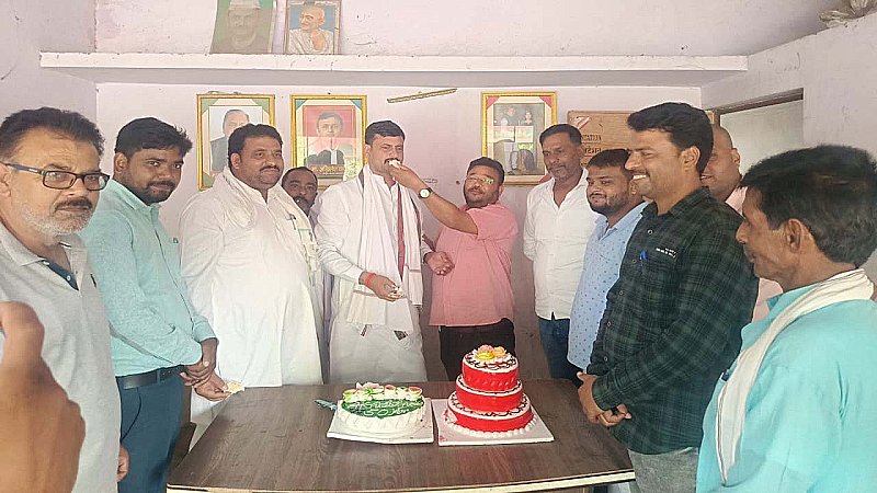 Siddharthnagar News: अखिलेश यादव के जन्मदिन पर काटा केक, पौधे लगाकर लिया पर्यावरण को बचाने का संकल्प