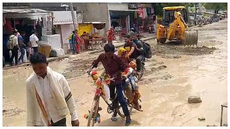 Sonbhadra News: बारिश से कीचड़ में तब्दील हुई सड़कें, निर्माणाधीन सड़कों पर हुआ चलना दूभर, लोगों में नाराजगी