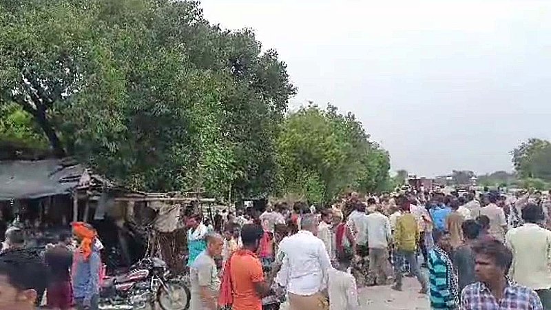 Fatehpur News: तेज रफ्तार में मिनी लोडर टायर फटने से पलटा, महिला सहित दो की दर्दनाक मौत