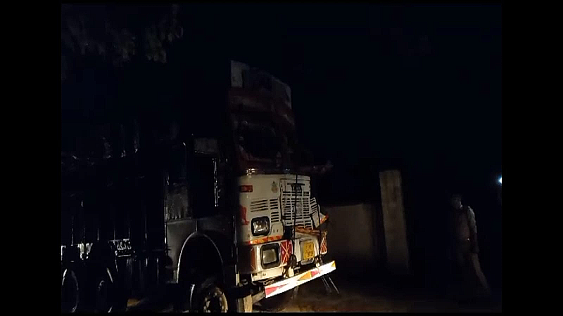 Barabanki News: भयानक हादसा बाराबंकी पूर्वांचल एक्सप्रेस-वे पर, दो ट्रकों में भयानक टक्कर, देख दौड़ पड़े लोग