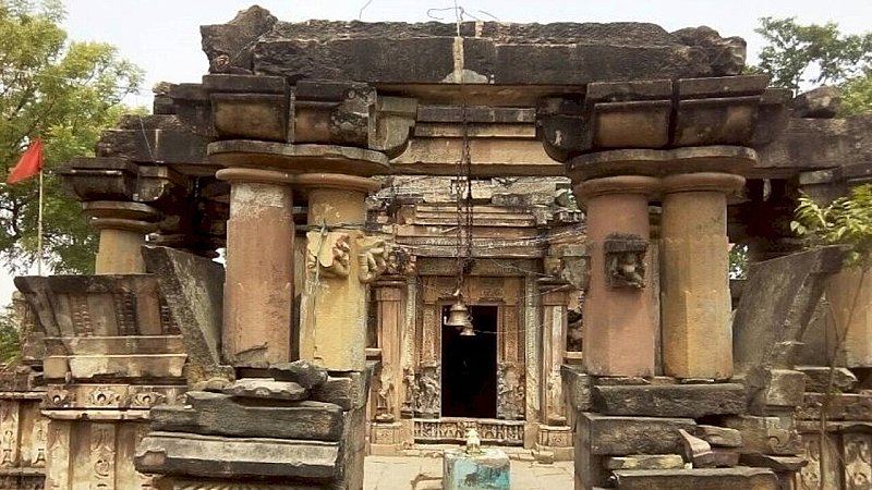 Chitrakoot News: सोमनाथ मंदिर में भोलेनाथ तक भक्तों का पहुंचना मुश्किल, ये है वजह