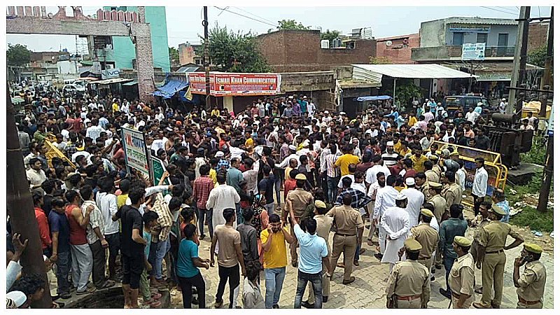 Baghpat News: पुलिस पिटाई से युवक की मौत! थर्ड डिग्री देने का आरोप, परिजनों ने रोड जाम कर किया प्रदर्शन