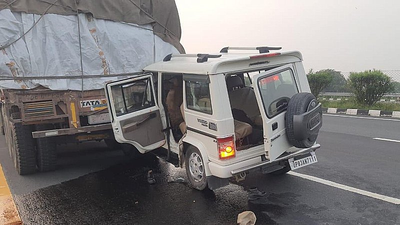 Firozabad News: फिरोजाबाद में दर्दनाक हादसा, युवती को बरामद कर ला रहे पुलिस कर्मियों की बोलेरो ट्रक से टकराई