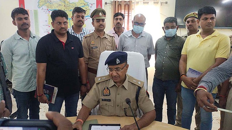 Sonbhadra News: वाहन रिलीज फर्जीवाड़े में तत्कालीन एआरटीओ सहित दो गिरफ्तार, 25 हजार का घोषित था इनाम