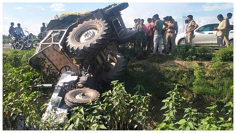 Kannauj News: ट्रक की टक्कर से मूंगफली लदी ट्रैक्टर-ट्राली अनियंत्रित होकर पलटी, हादसे में 8 किसान दबकर हुए घायल