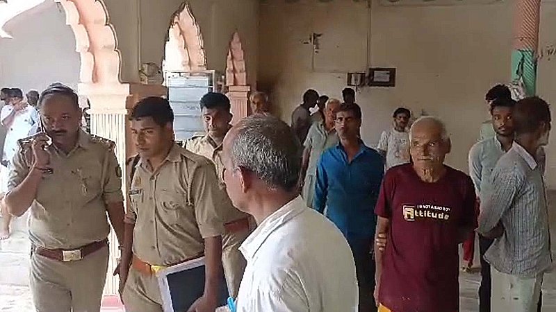 Kanpur Dehat News: मंदिर में अधिकार को लेकर दो पक्षों में विवाद, एक पक्ष ने डाला ताला, एसडीएम ने की कार्रवाई