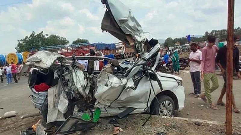 Maharashtra Road Accident: महाराष्ट्र के धुले में बड़ा सड़क हादसा, तेज रफ्तार ट्रक होटल में घुसा, 10 की मौत