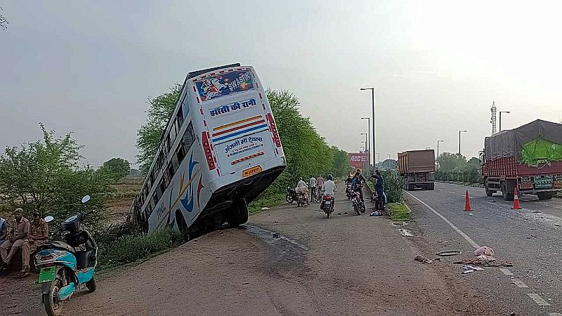 Jhansi News: अलग-अलग ट्रकों और बसों की भिड़ंत में दो की मौत कई घायल