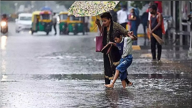 Weather Update Today: बारिश का कहर, छतरी-रेनकोट लेकर रहें तैयार, आज इन इलाकों में IMD की चेतावनी जारी