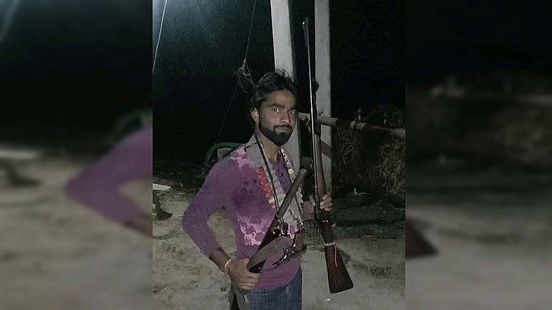 Aligarh News: सोशल मीडिया पर फैशन बना अवैध हथियारों के साथ पोस्ट डालना! फिर एक युवक का फोटो वायरल
